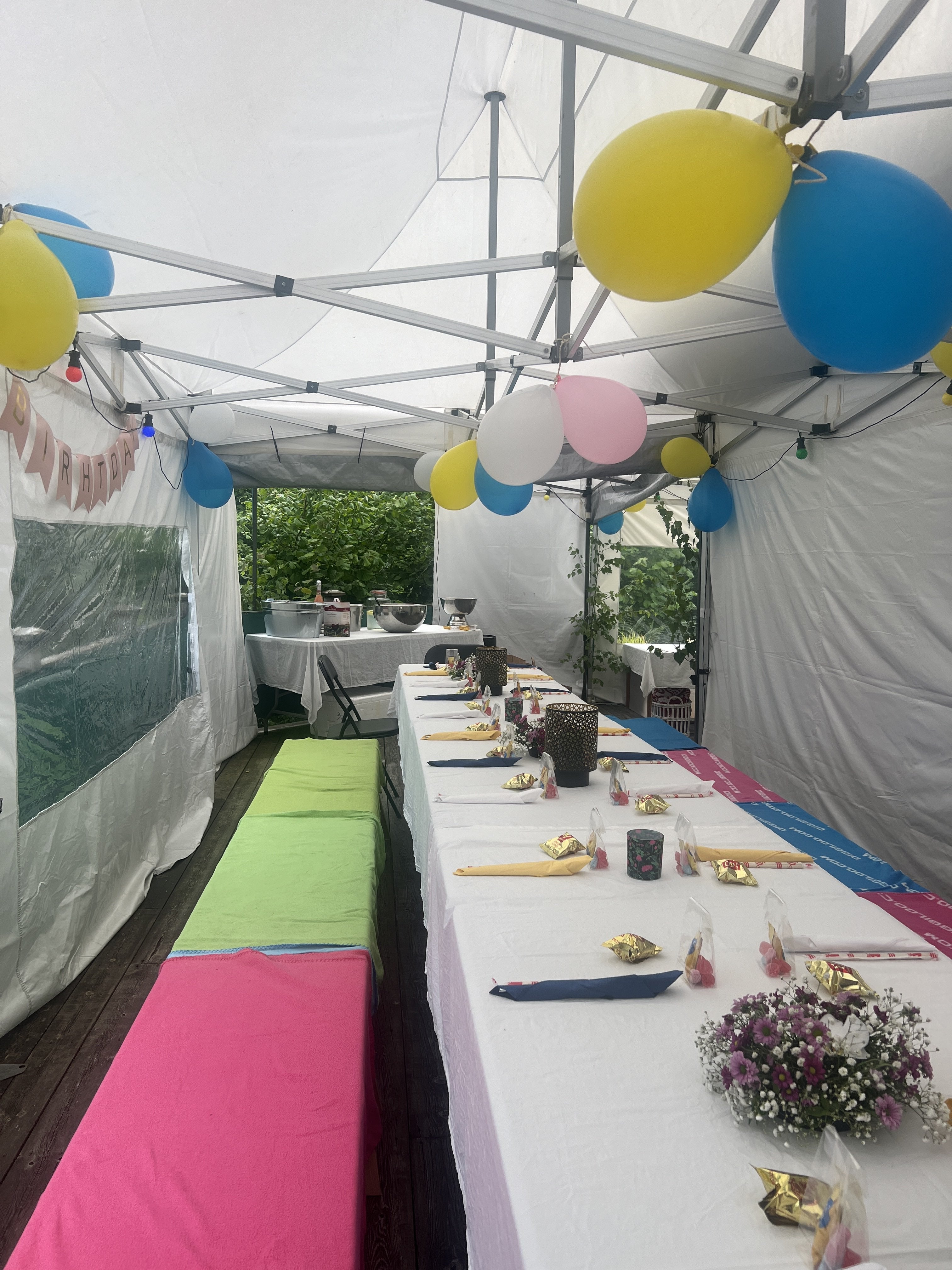 Fögrylld studentfest innanför partytält