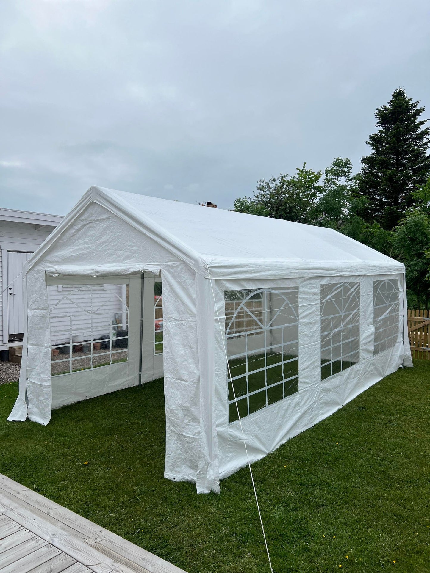 Partytält 3x6 uppsatt på en gräsmatta.