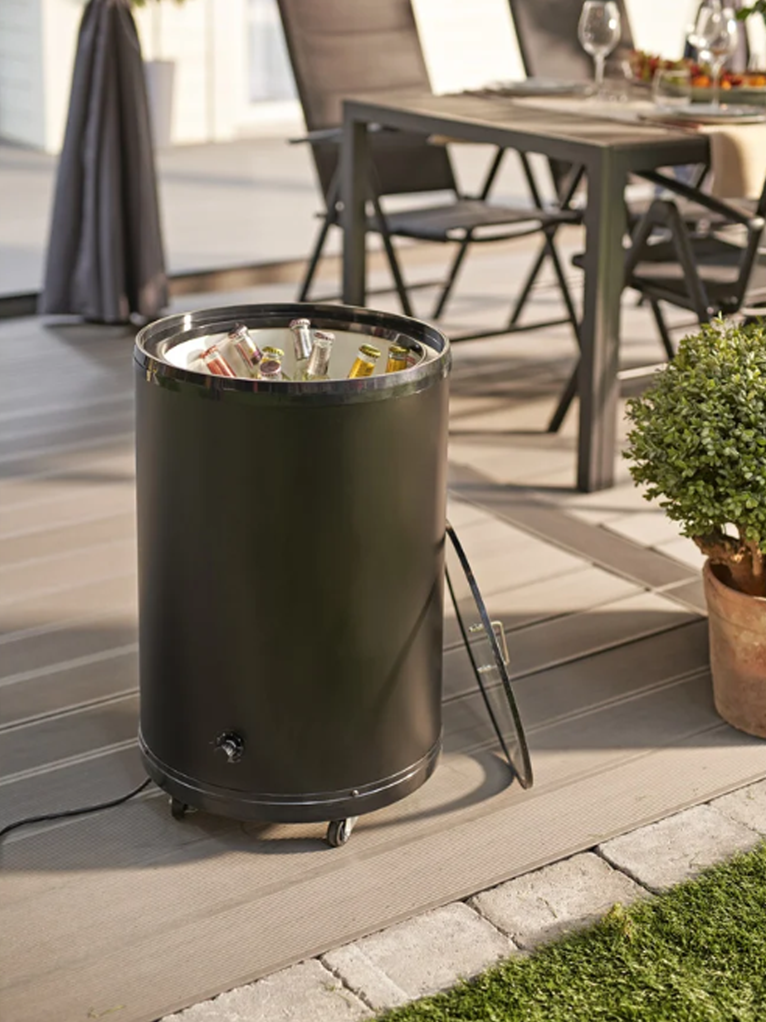 Drickkyl / Partycooler. Kyler dina drickor och kan transporteras portabelt. Drickkyl med drickor i.