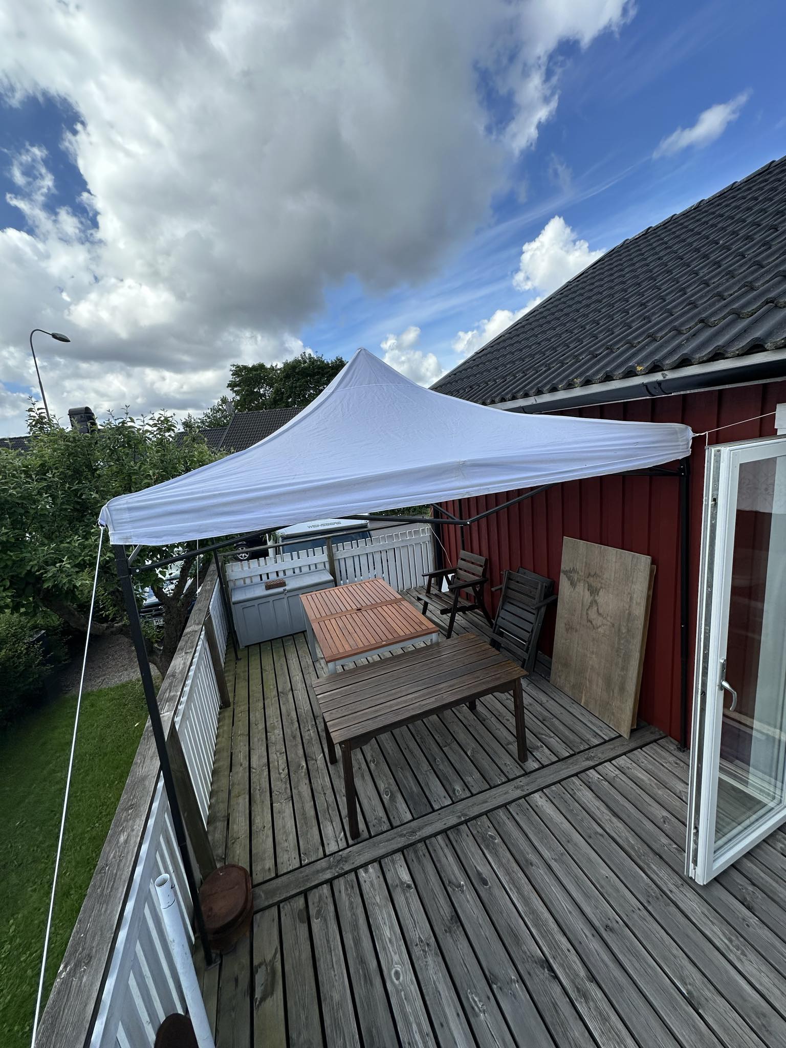 Partytält 3x3 på en altan.